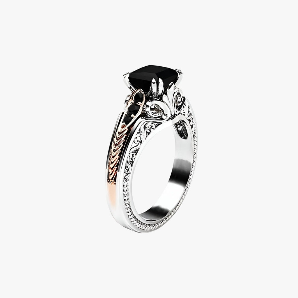 Silverfärgad ring med klar sten och ädelstensdetaljer