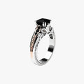 Silverfärgad ring med klar sten och ädelstensdetaljer