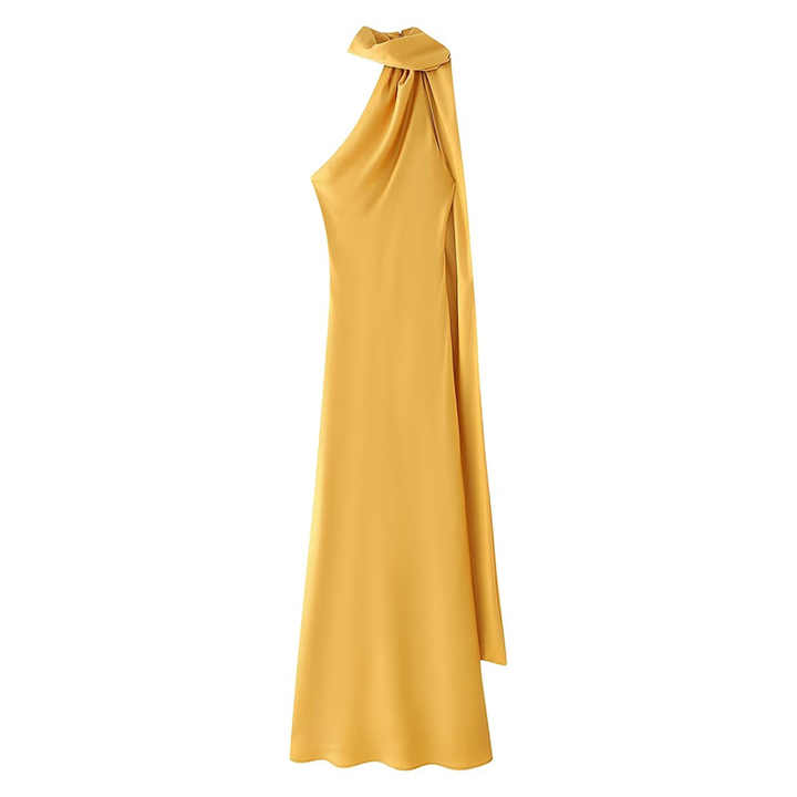 Vestido de noche con espalda al aire y cola fluida