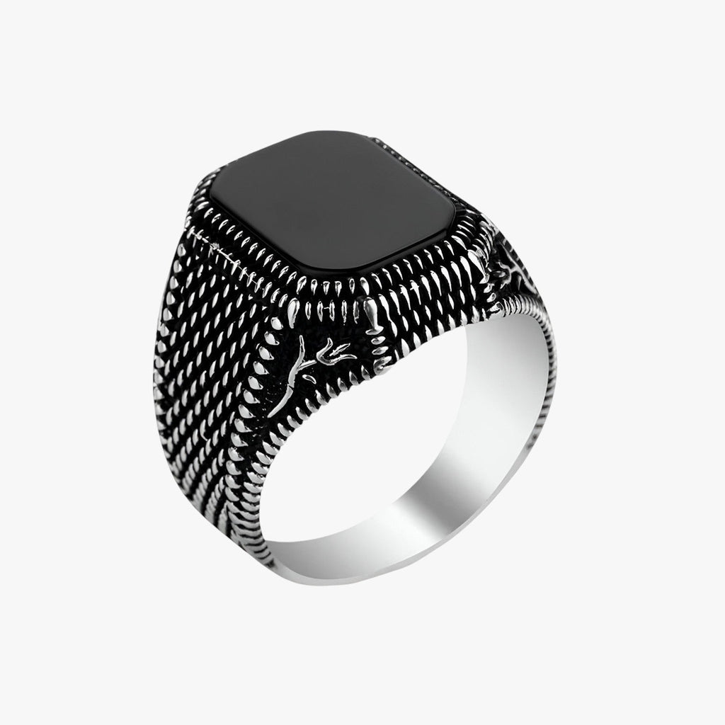 Ring med blommönster och detaljer i svart zirkonia
