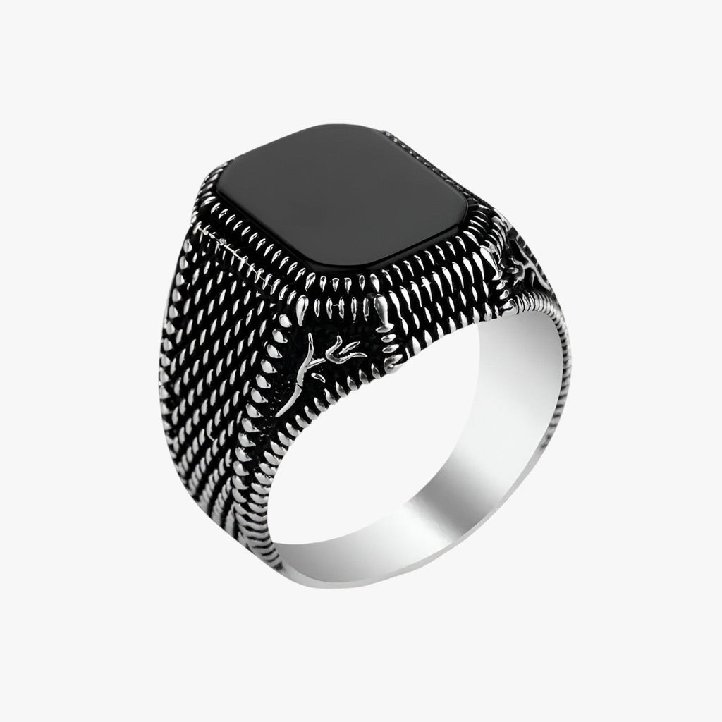 Ring med blommönster och detaljer i svart zirkonia