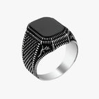 Ring med blommönster och detaljer i svart zirkonia