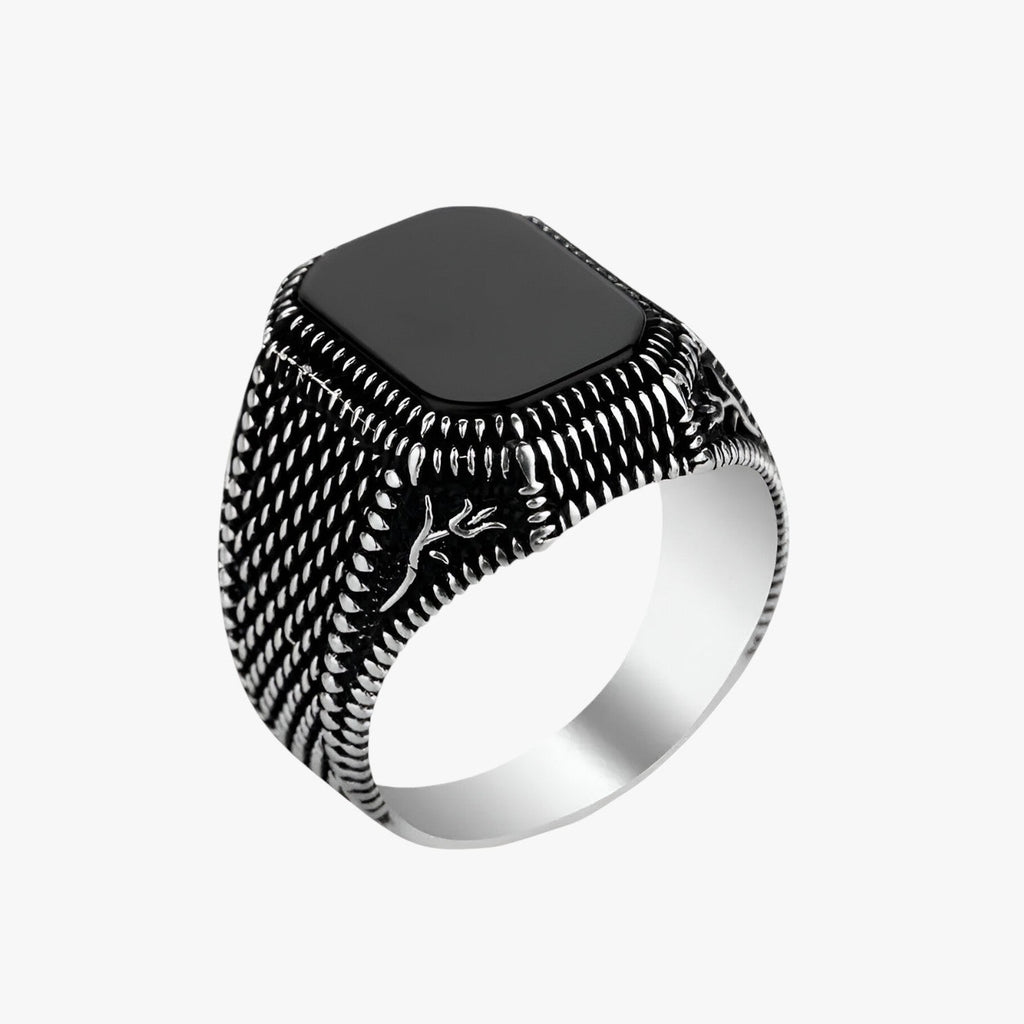 Ring med blommönster och detaljer i svart zirkonia