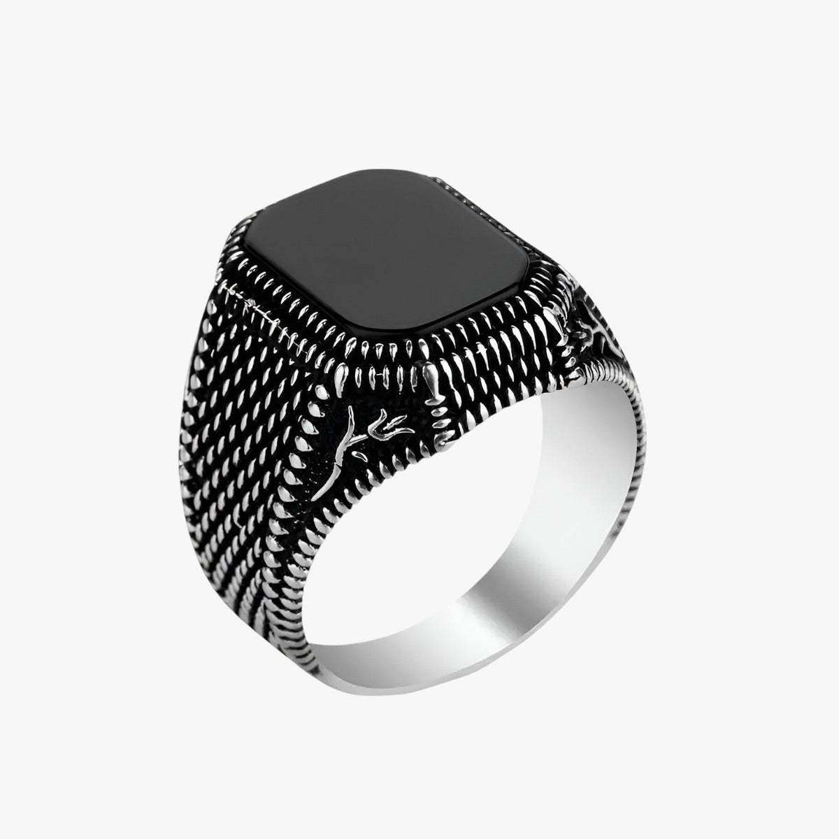 Ring med blommönster och detaljer i svart zirkonia