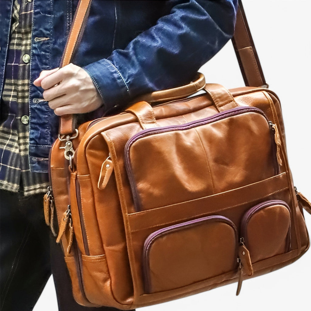 Rymlig laptopväska i konstläder för jobb och resor