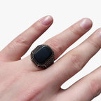 Ring med blommönster och detaljer i svart zirkonia