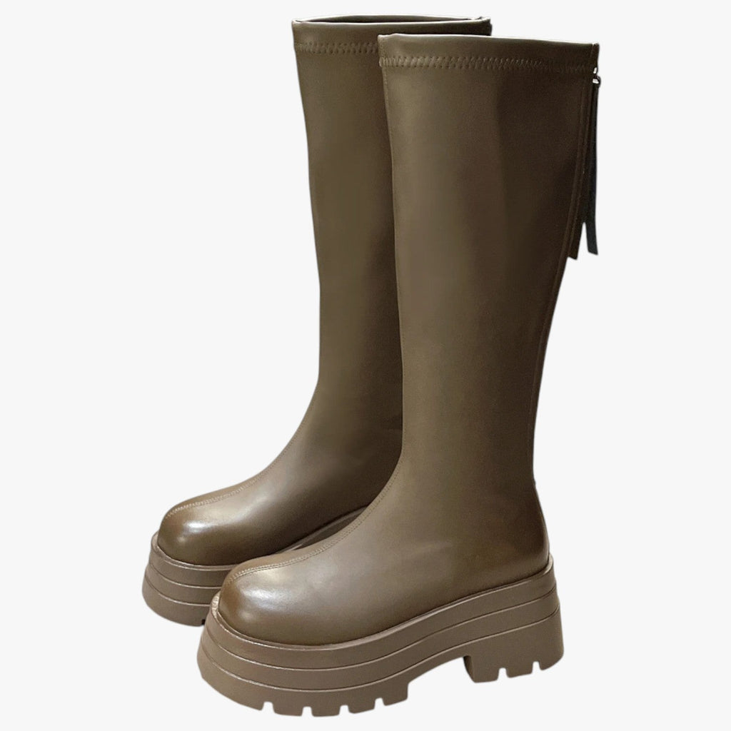 Lårhöga boots med dragkedja på sidan och grov sula