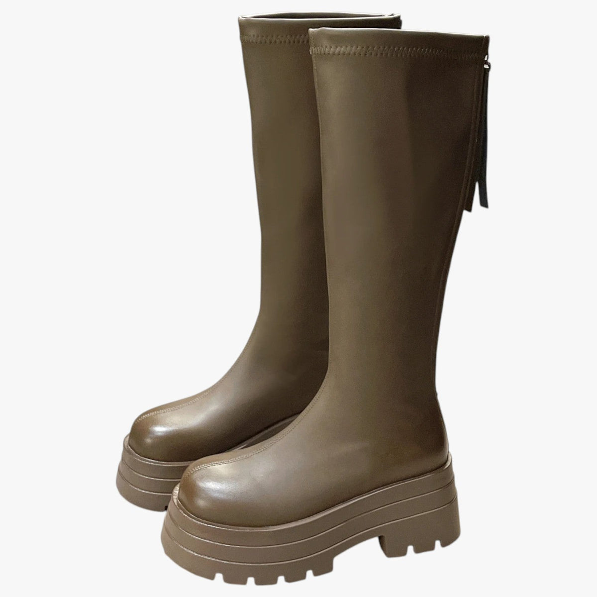 Lårhöga boots med dragkedja på sidan och grov sula