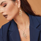 Halsband med ormhänge och strass i guldfärg