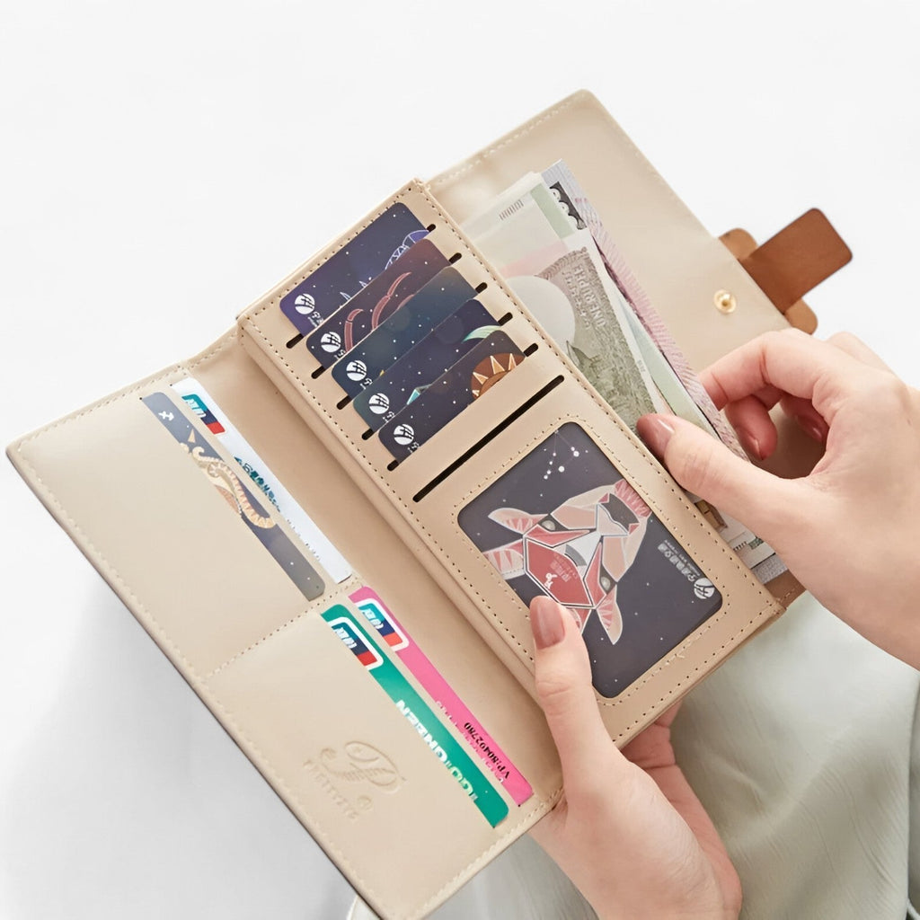 Präglad plånbok i konstläder med smart dragspelsdesign