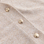 Oversize stickad kofta med V-ringning och mjuk finish