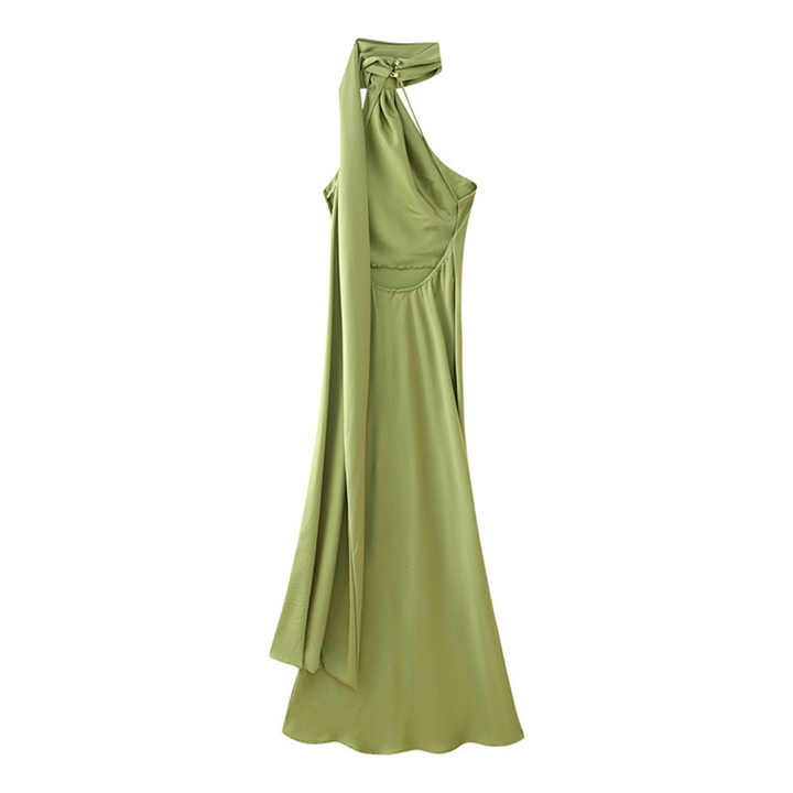 Vestido de noche con espalda al aire y cola fluida