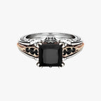 Silverfärgad ring med klar sten och ädelstensdetaljer