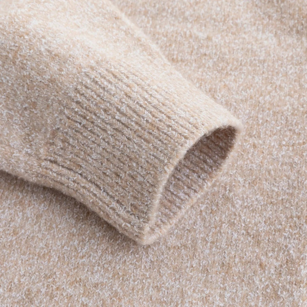 Oversize stickad kofta med V-ringning och mjuk finish