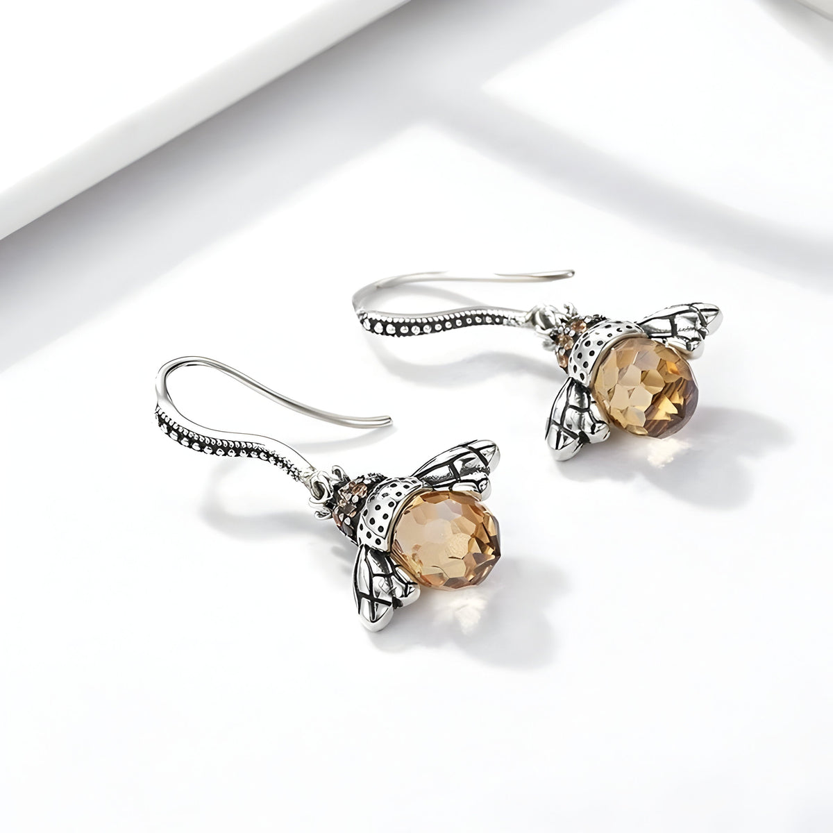 Pendientes con colgante de cristal y delicado detalle de abeja
