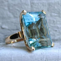 Ring i vintagestil med blågrönt glas i guldfärgad fattning