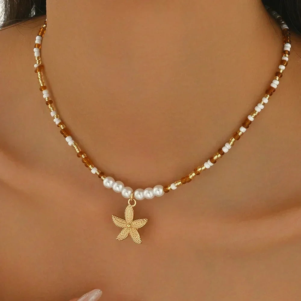 Halsband med snäckhänge i tio olika snäckstilar