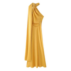 Vestido de noche con espalda al aire y cola fluida