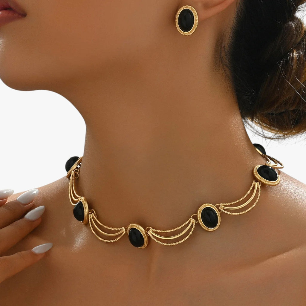 Conjunto de collar y pendientes con colgante de estilo retro