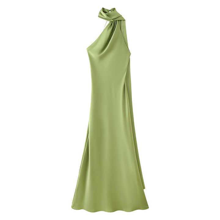 Vestido de noche con espalda al aire y cola fluida