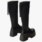 Lårhöga boots med dragkedja på sidan och grov sula