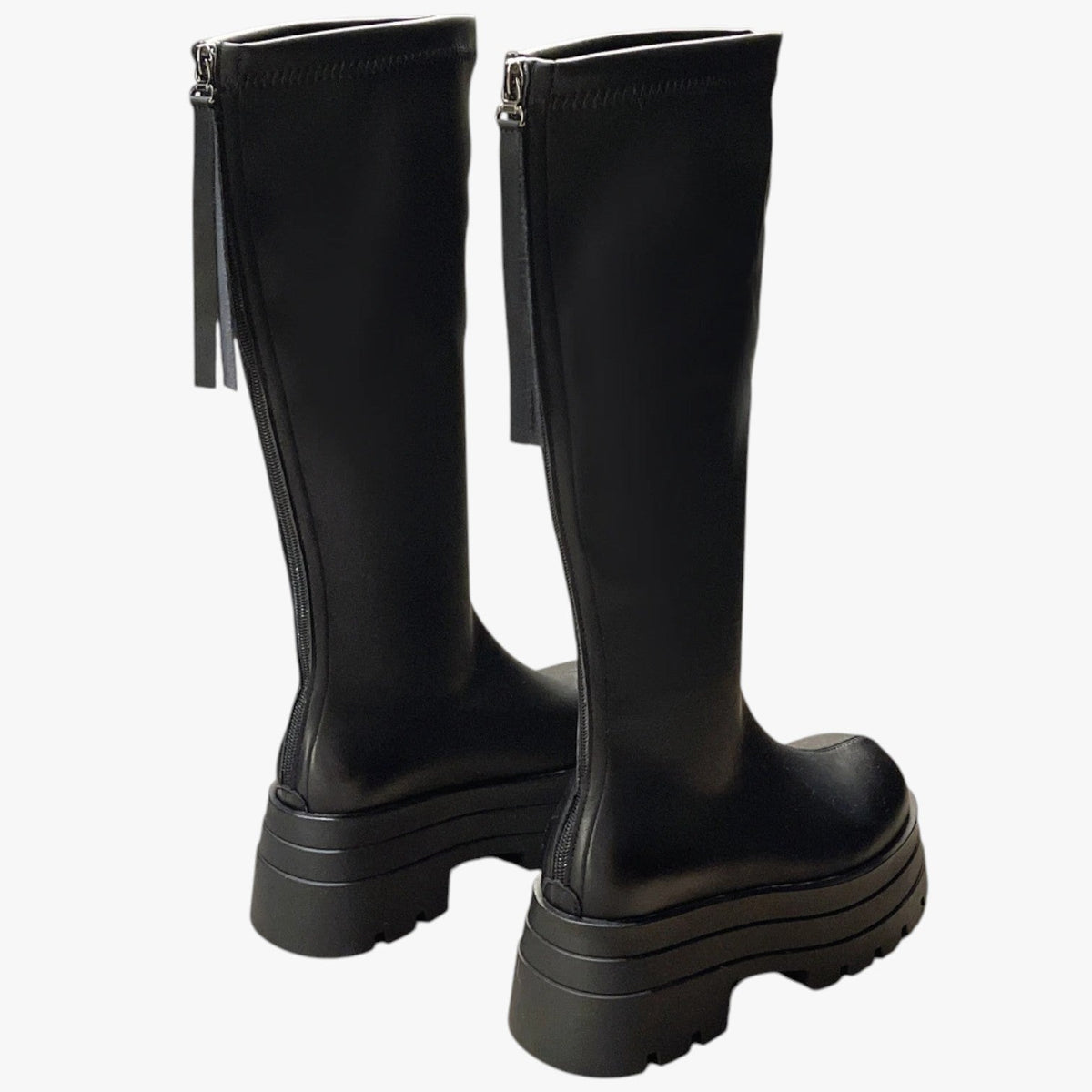 Lårhöga boots med dragkedja på sidan och grov sula