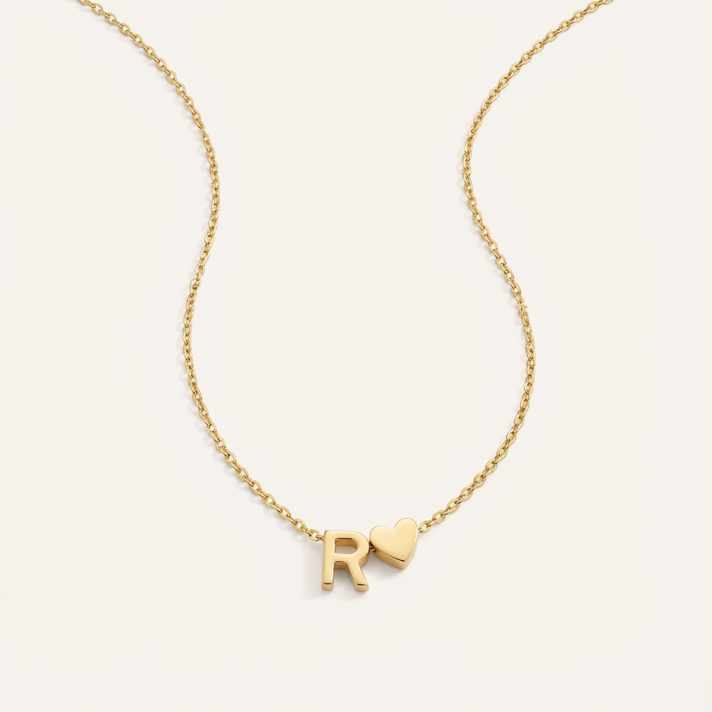 Personligt halsband med initial, hjärta och söt charm