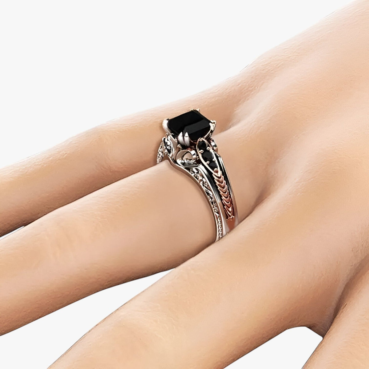 Silverfärgad ring med klar sten och ädelstensdetaljer