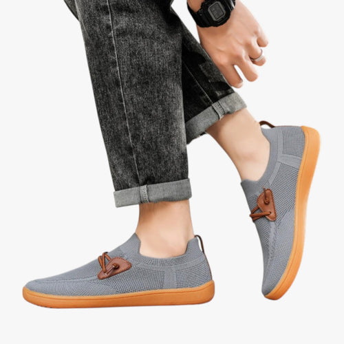 Breathable men's trainers with a wide toe box