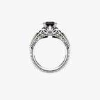 Silverfärgad ring med klar sten och ädelstensdetaljer