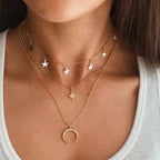 Halsband med månhänge och himmelsk charm i guldfärg