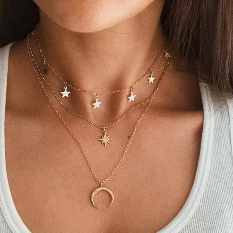 Halsband med månhänge och himmelsk charm i guldfärg