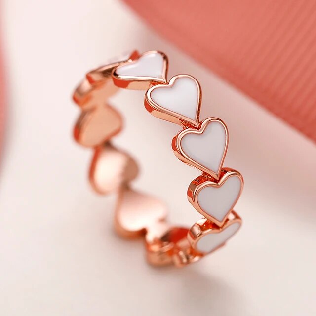 Ring i vintagestil med vitt hjärta, roséguldfärgad