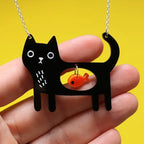 Halsband med katt och fisk i akryl och lekfull design