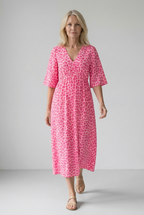 Vestido de verano de colores con cuello de pico y estampado vibrante