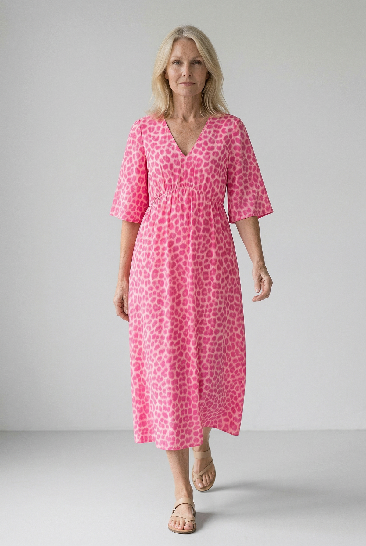 Vestido de verano de colores con cuello de pico y estampado vibrante