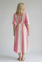 Vestido de verano de colores con cuello de pico y estampado vibrante