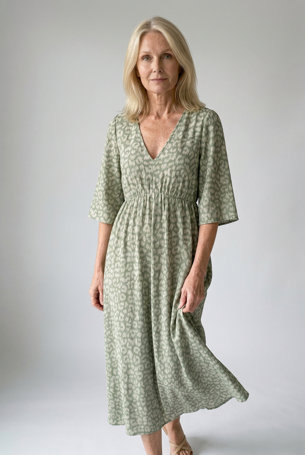 Vestido de verano de colores con cuello de pico y estampado vibrante