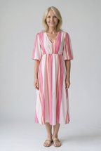 Vestido de verano de colores con cuello de pico y estampado vibrante