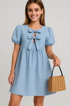 Vestido de manga abullonada con un delicado detalle de lazo delantero