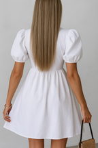 Vestido de manga abullonada con un delicado detalle de lazo delantero