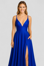 Vestido largo de satén elástico con cuello de pico y espalda de cordones