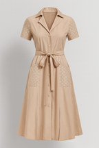 Vestido ligero con cuello de pico y detalle de cintura ajustable