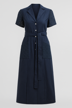 Vestido ligero con cuello de pico y detalle de cintura ajustable