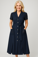 Vestido ligero con cuello de pico y detalle de cintura ajustable