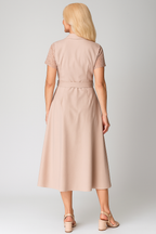 Vestido ligero con cuello de pico y detalle de cintura ajustable