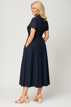 Vestido ligero con cuello de pico y detalle de cintura ajustable