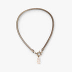 Collar con colgante de perla y delicado detalle de cadena