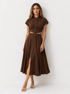 Vestido midi con cuello mao y detalle de abertura en la cintura