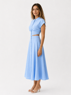 Vestido midi con cuello mao y detalle de abertura en la cintura